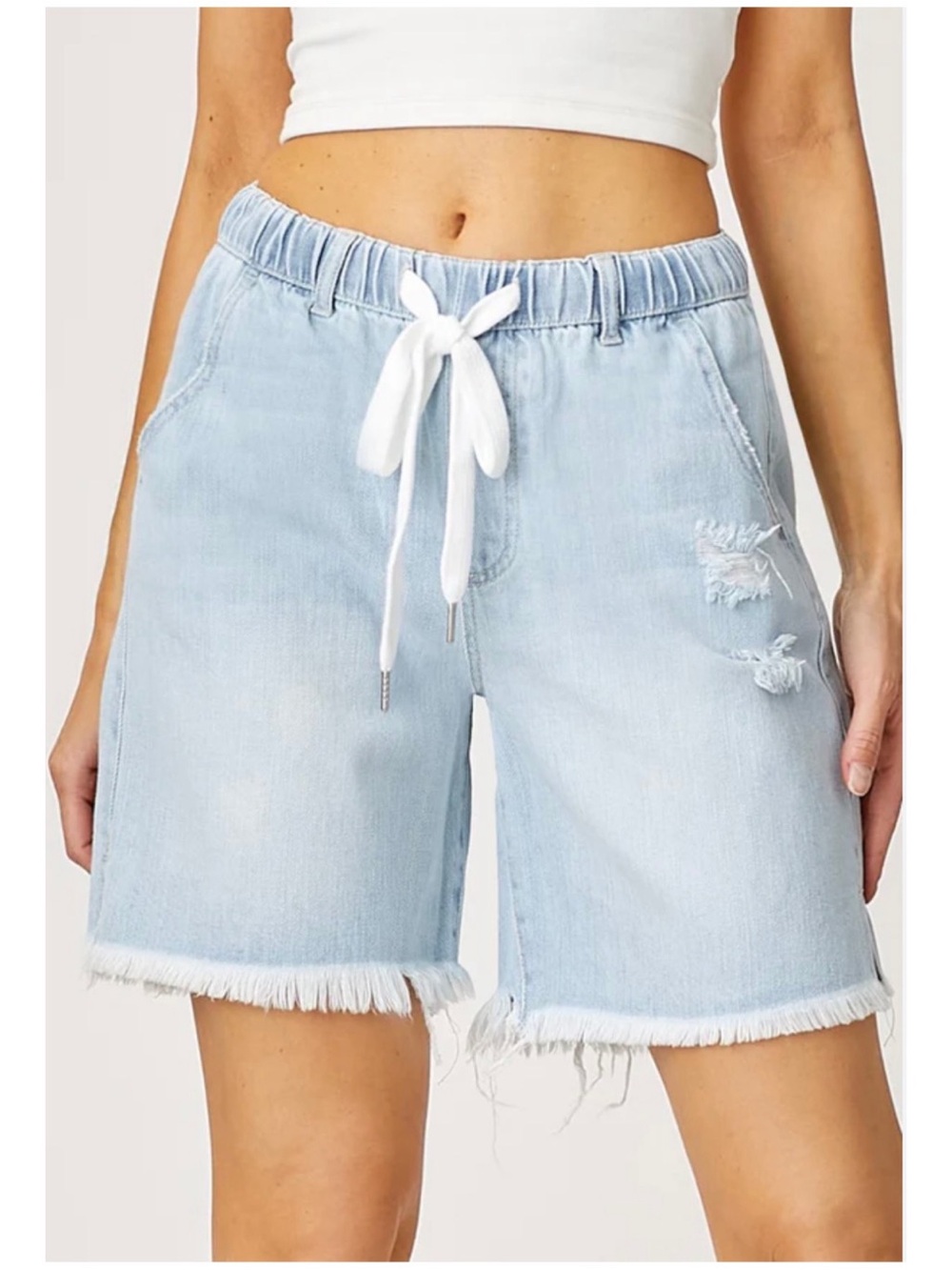 Risen Women’s Sz M High Rise Light Wash Pull On Denim Shorts Distressed